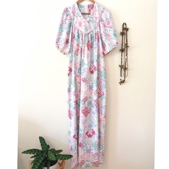 SOLD🌺Vintage Bank of Hawaii Mu’umu’u - Picture 2 of 9